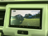 停車時に映像を楽しめるTV画面。ご家族で快適な時間を過ごすのに役立ちます。移動時間を有効活用し、リラックスしたひとときを演出します。