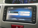 多彩なソースを選択できるオーディオ画面。ラジオからCD、AUXまで、お好みの音楽を快適に楽しめます。デジタル表示も鮮明で使いやすい操作性です。