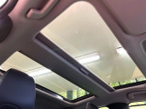 【パノラマルーフ】大型のガラスルーフ搭載で車内の解放感が一気にアップ!開放的なドライブをお楽しみいただけます。