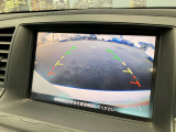【バックカメラ】運転席から画面上で安全確認ができます。駐車が苦手な方にもオススメな便利機能です。