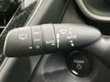視界を良好に保つワイパー操作は、安全運転の基本です。ワンタッチで簡単に操作でき、快適なドライブをサポートします。