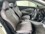 運転席まわりには十分なスペースがあり、大柄な方でもゆったり運転していただける環境です。