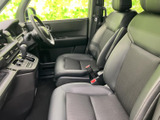 シンプルで使いやすい内装で、ドライバーの集中力を高めます。運転しやすさを追求した設計です。