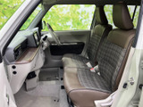 シンプルで使いやすい内装空間。運転に必要な情報がひと目で確認でき、安全運転をサポートします。快適なドライブを約束します。