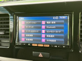 多彩な機能が搭載されたナビゲーションシステムで、目的地までのルート検索やエンターテイメントをお楽しみいただけます。設定画面からも操作可能です。