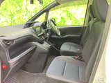 運転席のドアを開けると、広々とした空間が広がります。操作系の配置も工夫されています。