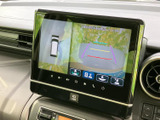駐車や後退時の安全をサポート。映像を確認しながら、スムーズな後退操作をアシストします。