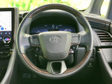 握りやすく、操作しやすいステアリングを採用。長時間の運転でも疲れにくく、快適なドライビングをサポートします。
