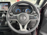 握りやすいデザインで、長時間の運転でも疲れにくいステアリングです。操作もスムーズで、快適なドライビングをサポートします。