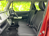 シンプルで使いやすい内装空間が広がり、運転席からの操作性も向上しています。快適な空間で、運転を楽しみましょう。