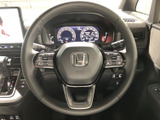 握りやすく操作しやすいステアリングです。運転時の負担を軽減し、快適なドライビングをサポートします。