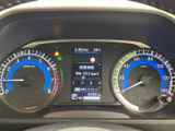 視認性の高いメーターパネルは、運転に必要な情報を分かりやすく表示。ドライバーの集中力を高めます。