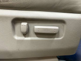 【パワーシート】電動でシートポジションの変更が可能です。手動式より細かくシート設定が可能ですのでより快適な姿勢でドライブを楽しんで頂けるでしょう。