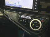 【オートエアコン】一度お好みの温度に設定すれば、車内の温度を検知し風量や温度を自動で調整。暑い&hellip;寒い&hellip;と何度もスイッチ操作をする必要はありません。快適な車内空間には必須の機能ですね♪