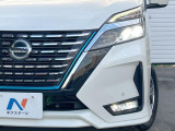 【LEDヘッドライト】悪天候や夜間走行時も良好な視界を確保し安心して運転できる高輝度LEDヘッドライトを装備!点灯速度が早く、消費電力も抑えられています。