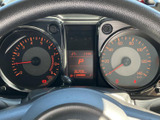 視認性の高いメーターデザインで、車の状態をひと目で確認できます。運転に必要な情報を分かりやすく表示し、安全運転をサポートします。