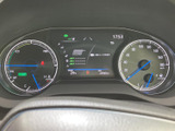 運転に必要な情報をひと目で確認できるメーターです。シンプルで見やすいデザインで、安全運転をサポートします。
