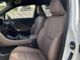 広々とした空間で、快適なドライブをお楽しみいただけます。ゆったりとした座り心地が魅力です。