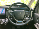 握りやすく操作しやすいステアリングホイール。運転中の操作性を高め、快適なドライビングをサポートします。