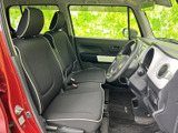シンプルで使いやすい内装空間が広がり、運転席からの操作性も向上しています。快適な空間で、運転を楽しみましょう。
