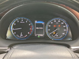 スタイリッシュなデザインと分かりやすい表示で、車両の状況を把握できます。速度や燃料残量などを一目で確認できるので、運転に集中できます。