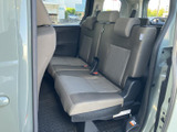 室内空間は広々としており、開放感があります。快適な空間で、運転も疲れにくくなっています。