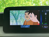 停車時に、テレビや映像コンテンツを楽しめる機能が搭載されています。移動時間も有効活用できる便利な装備です。