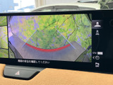 バックカメラの映像を表示し、安全な後退をサポートします。駐車場での出し入れも、より安心して行うことができます。周囲の状況をしっかり確認しましょう。
