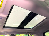 【大型サンルーフ】車内の解放感が一気に上がる大型のパノラマルーフ!季節を問わず開放的で快適なドライブをお楽しみいただけます。流通量も少なく希少価値の高い人気の装備です♪