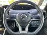 運転操作を快適にするステアリングは、握りやすく疲れにくい設計です。操作系のスイッチも配置され、指先で簡単に操作できます。