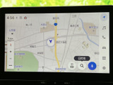 鮮明な地図表示で、運転中の視認性を高めます。スムーズなルート検索で、目的地への移動をサポートします。