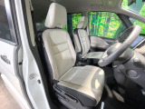 運転席まわりには十分なスペースがあり、大柄な方でもゆったり運転していただける環境です。