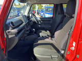 運転席周りの収納は、細部にまで配慮されています。必要なものをすぐに取り出せる、使いやすさが魅力です。