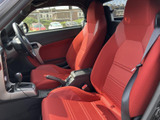 運転席から手が届きやすい位置に操作系が配置され、スムーズな操作をサポートします。使いやすさを追求した設計で、快適なドライブを演出します。