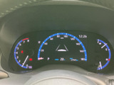 シンプルで分かりやすい表示で、車両の状況をひと目で確認できます。運転に必要な情報を的確に伝えます。