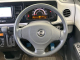 インテリアに合わせたデザインのステアリングは、運転される方のことも考え、運転しやすい形状、大きさです。是非一度、実際に触ってお確かめください。