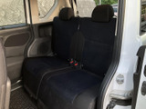 後部座席のドアを開けると、ゆったりとした空間が広がります。後部席へのアクセスも容易で、快適な移動をサポートします。同乗者もリラックスできます。