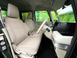 運転席まわりには十分なスペースがあり、大柄な方でもゆったり運転していただける環境です。