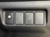 【パワーバックドア】スマートキーや運転席のボタンを押すだけでリアゲートが自動で開閉します!荷物を持っている時や、高い位置にあるバックドアを閉める際に便利な機能です♪