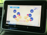 停車時にTV視聴が可能です。ドライバーや同乗者の方々にとって、ちょっとした休憩時間に役立ちます。