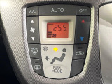 【オートエアコン】一度お好みの温度に設定すれば、車内の温度を検知し風量や温度を自動で調整。暑い&hellip;寒い&hellip;と何度もスイッチ操作をする必要はありません。快適な車内空間には必須の機能ですね♪