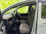室内空間は広々としており、乗り降りも楽です。運転席からの視界も良好で、安全な運転をサポートします。