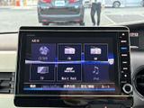 詳細な地図情報を表示し、スムーズなナビゲーションをサポートします。視認性の高い画面で、運転中でも安全に目的地を確認できます。ルート検索も簡単です。