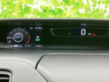 視認性の高いメーターデザインで、運転情報をひと目で確認できます。
