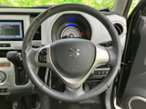 操作しやすいステアリング。握り心地も良く、長距離運転でも疲れにくい設計です。快適なドライビングをサポートする、使い勝手の良いステアリングです。