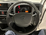 握り心地の良いステアリングホイールは、長距離運転でも疲れを軽減してくれるでしょう。操作系の使いやすさも魅力の一つです。