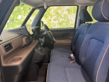 シートに座ると、包み込まれるような心地よさ。長時間の運転でも疲れにくく、快適なドライブをサポートします。細部にまでこだわった設計が魅力です。