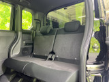 後部座席への乗り降りもスムーズに行える設計。家族みんなで快適なカーライフをお楽しみいただけます。