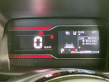 速度や燃料残量など、運転に必要な情報をひと目で確認できます。シンプルで分かりやすいデザインで、視認性に優れています。
