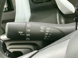 視界をクリアにするワイパー操作は、安全運転の基本。ワンタッチで簡単に操作できるレバーです。